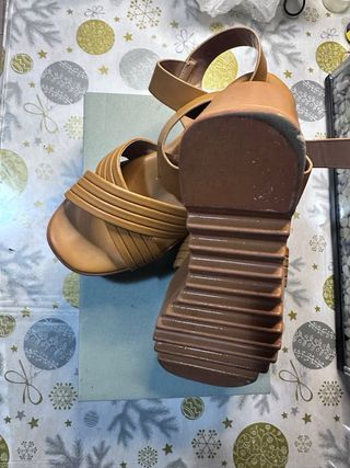 Sandalias de cuña color camel