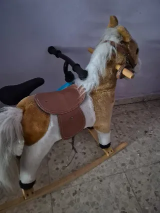 Caballo balancín peluche
