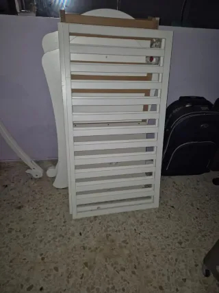 Cuna de madera blanca