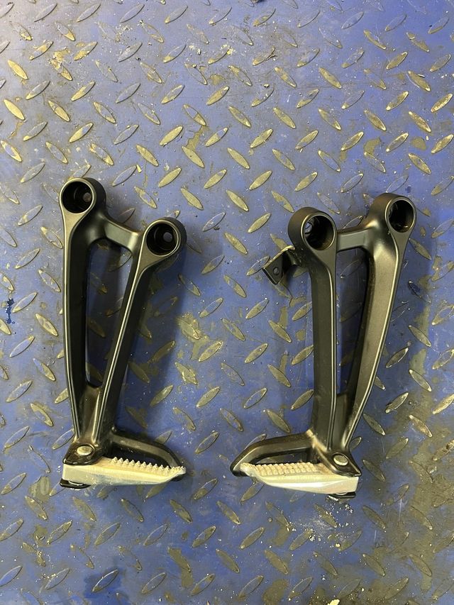 Estriberas Traseras Yamaha MT07 2025