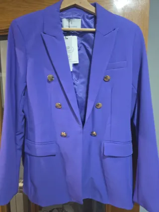 Blazer morado de doble botonadura