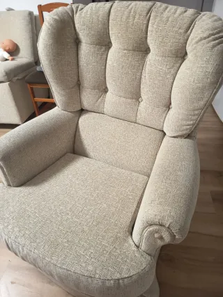 Sofá de tela beige y marrón