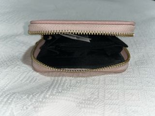 Monedero rosa con corazón dorado