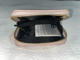 Monedero rosa con corazón dorado