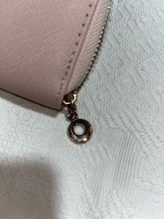 Monedero rosa con corazón dorado