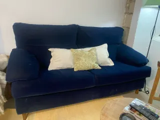 Sofá azul de terciopelo