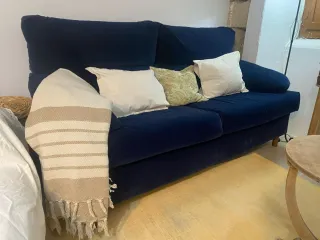 Sofá azul de terciopelo