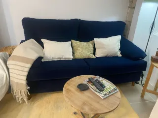 Sofá azul de terciopelo