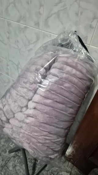 Manta de forro polar púrpura y gris son de dos