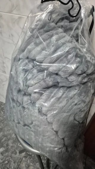 Manta de forro polar púrpura y gris son de dos