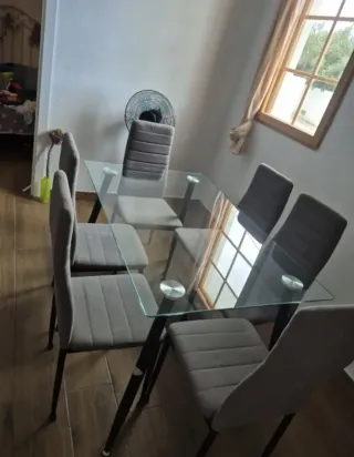 Mesa de cristal y 4 sillas