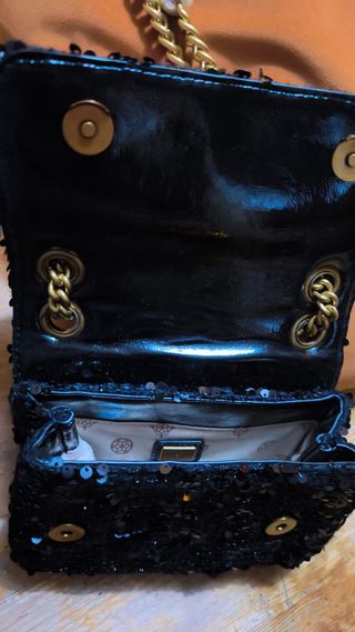 Bolso Guess Negro con Cadena Dorada y Perla