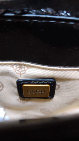 Bolso Guess Negro con Cadena Dorada y Perla