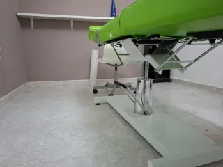 Camilla de estética verde