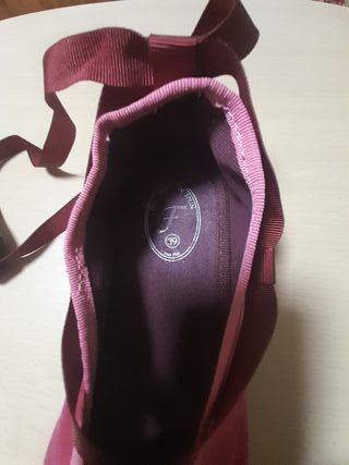 Manoletinas terciopelo rojo con cinta.