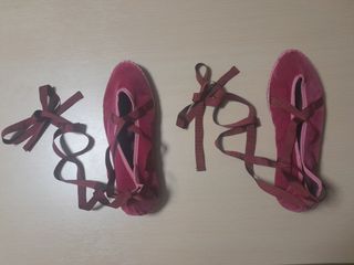 Manoletinas terciopelo rojo con cinta.