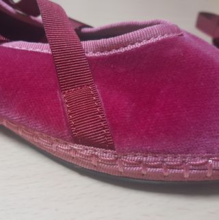 Manoletinas terciopelo rojo con cinta.