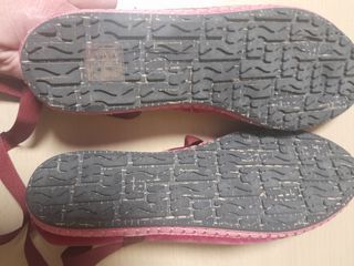 Manoletinas terciopelo rojo con cinta.