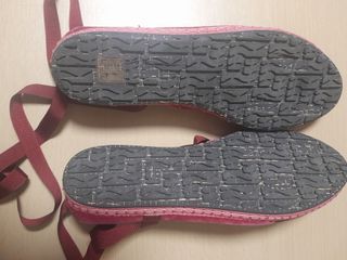 Manoletinas terciopelo rojo con cinta.