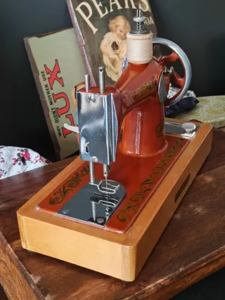 Antigua máquina de coser juguete USSR