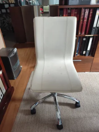 Silla de oficina beige y plateada