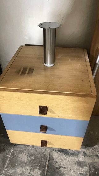 Estantería con ruedas y mesa ordenador