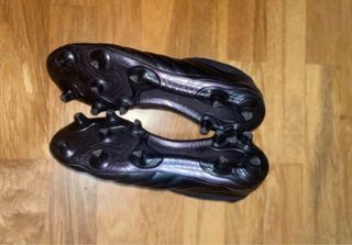 Botas de fútbol negras