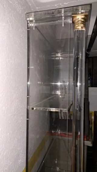 Vitrina y mesa cristal y metracrilato