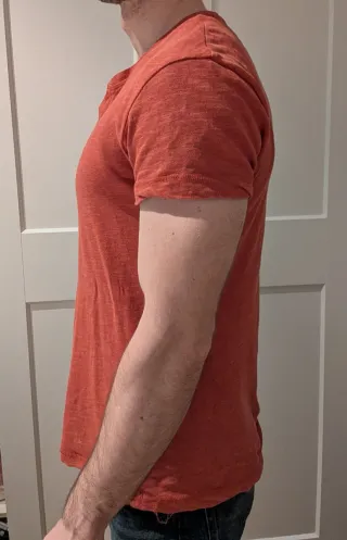 Camiseta naranja oversize con botones