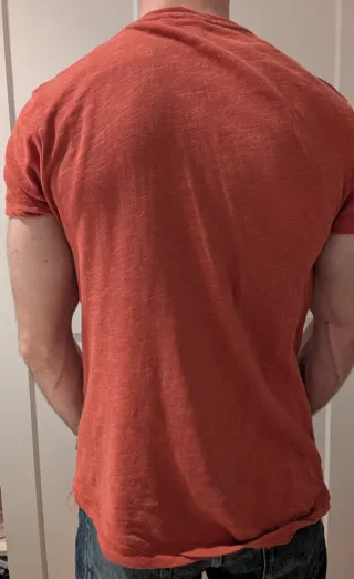 Camiseta naranja oversize con botones