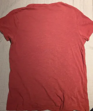 Camiseta naranja oversize con botones