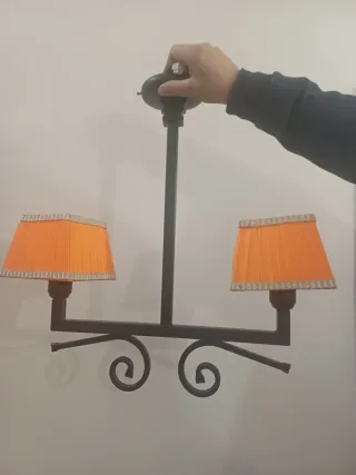 Lámpara de forja con tulipas naranjas