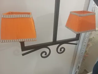 Lámpara de forja con tulipas naranjas