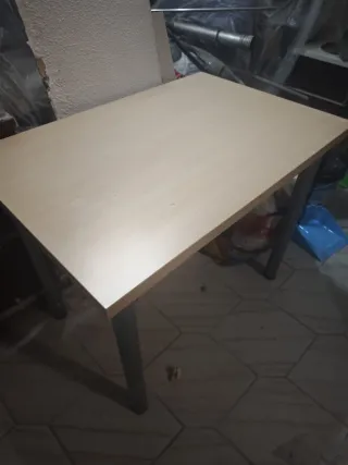 Mesa de comedor mediana