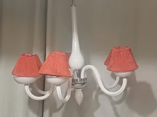 Lámpara de techo con tulipas rojas