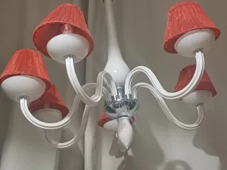 Lámpara de techo con tulipas rojas