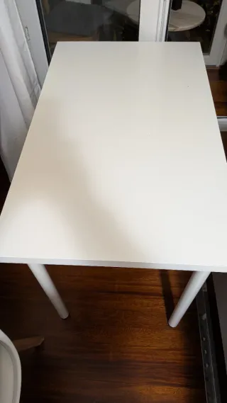 Mesa de escritorio blanca