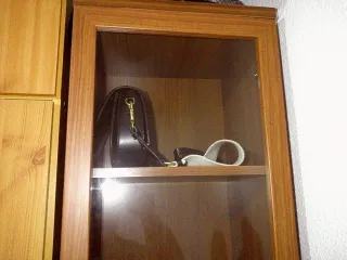 Bolso negro y beige y otras prendas