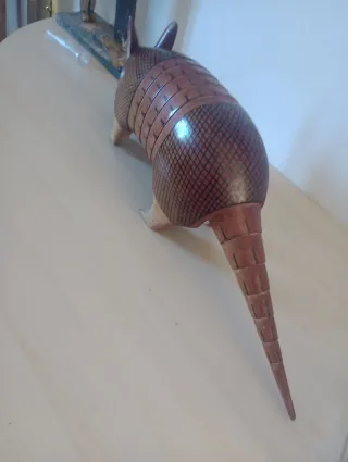 Scultura armadillo in legno