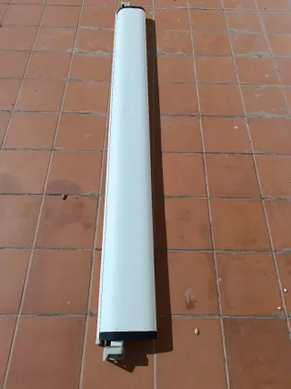 Pantalla de proyector para cine en el salón al air