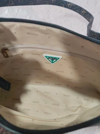 Bolso Guess Negro y Dorado