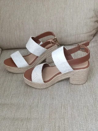 Sandalias cuña blancas y marrón T36