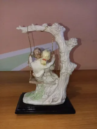 Ornamento antico coppia su altalena