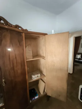Armario antiguo de madera