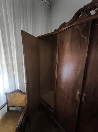 Armario antiguo de madera