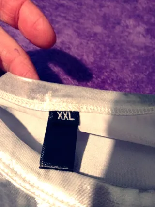 Camiseta futurista psicodélica