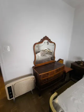 Coqueta antigua de madera y metal