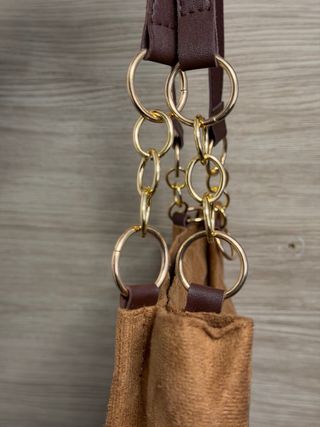 Bolso de piel marrón con cadena