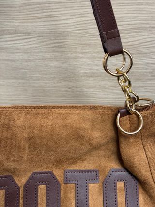 Bolso de piel marrón con cadena