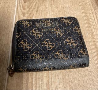 Cartera Guess Monogram Marrón y Negra